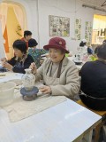 在景德镇游学做蜜蜂瓶子